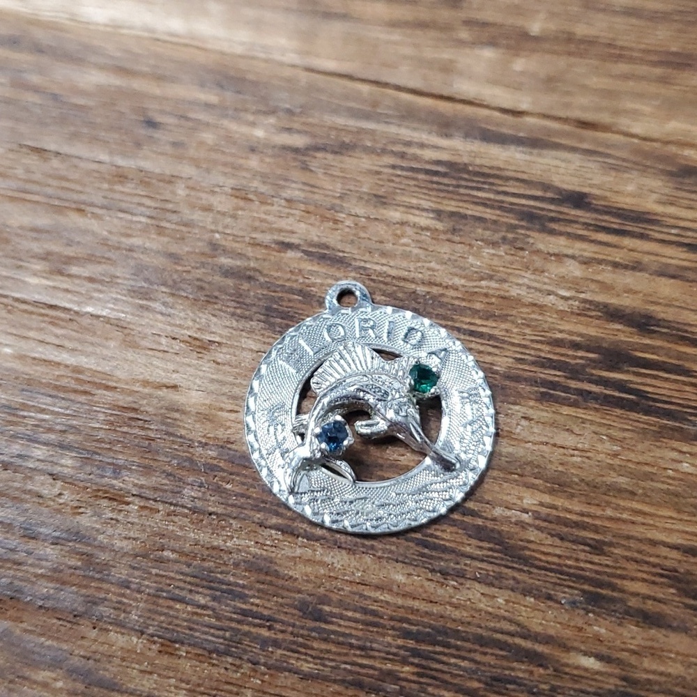 P131 sterling florida bass pendant emerald detailing